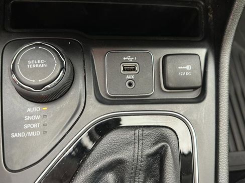 Used 2021 Jeep Cherokee Limited AWD/4WD image 24