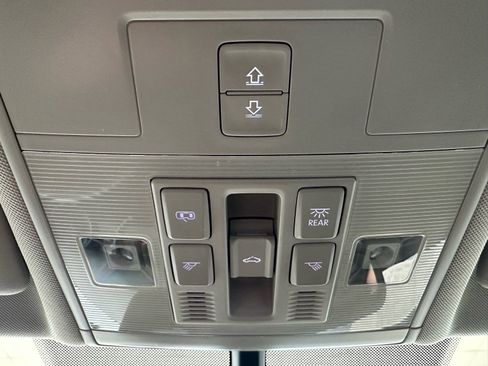 Used 2020 Volkswagen Tiguan SE image 47