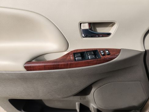 Used 2014 Toyota Sienna XLE image 28