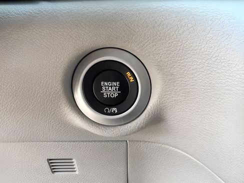 Used 2023 Chrysler Pacifica Touring-L FWD image 18