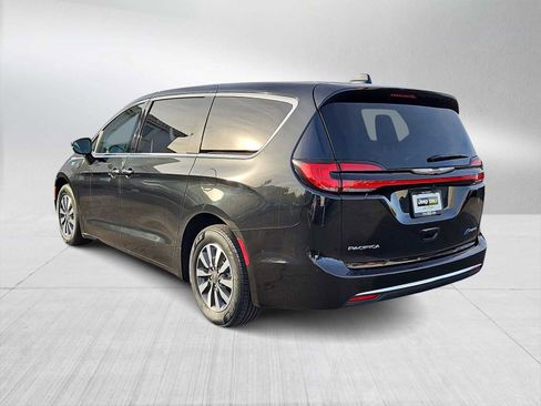 Used 2022 Chrysler Pacifica Touring-L image 6