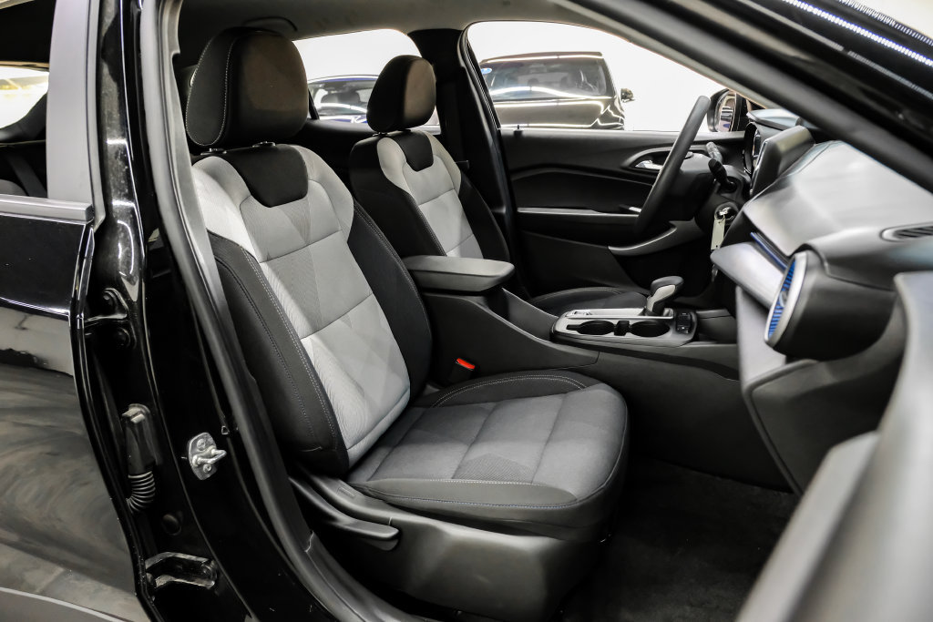 Used 2025 Chevrolet Trax LS w/ LS Convenience Package FWD image 37