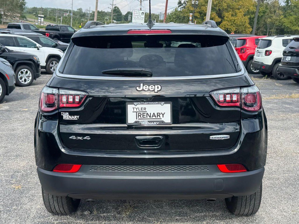 Used 2025 Jeep Compass Latitude w/ Convenience Group AWD/4WD image 4