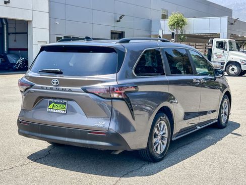 Used 2024 Toyota Sienna XLE FWD image 6