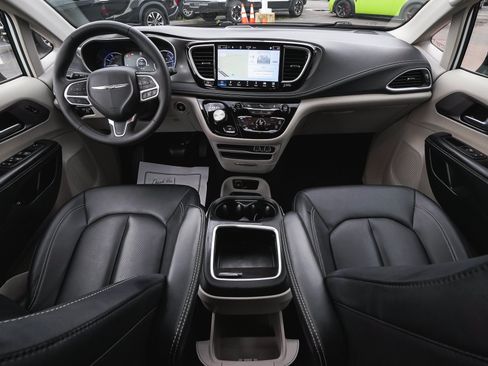 Used 2024 Chrysler Pacifica Limited FWD image 37