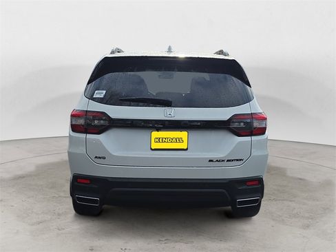 New 2025 Honda Pilot Black Edition image 4