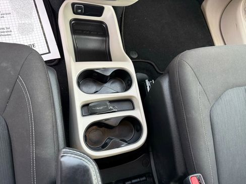 Used 2023 Chrysler Voyager LX image 29