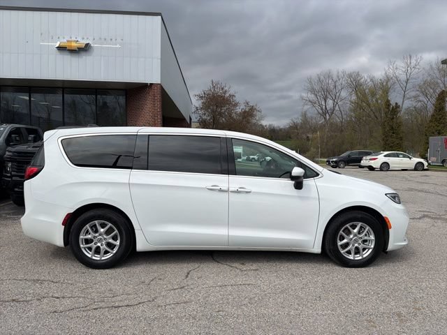 Used 2023 Chrysler Pacifica Touring-L FWD image 2
