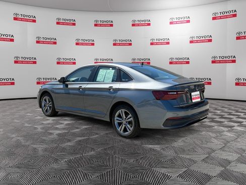 Used 2024 Volkswagen Jetta SE FWD image 7