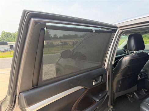 Used 2018 Toyota Highlander XLE AWD/4WD image 18