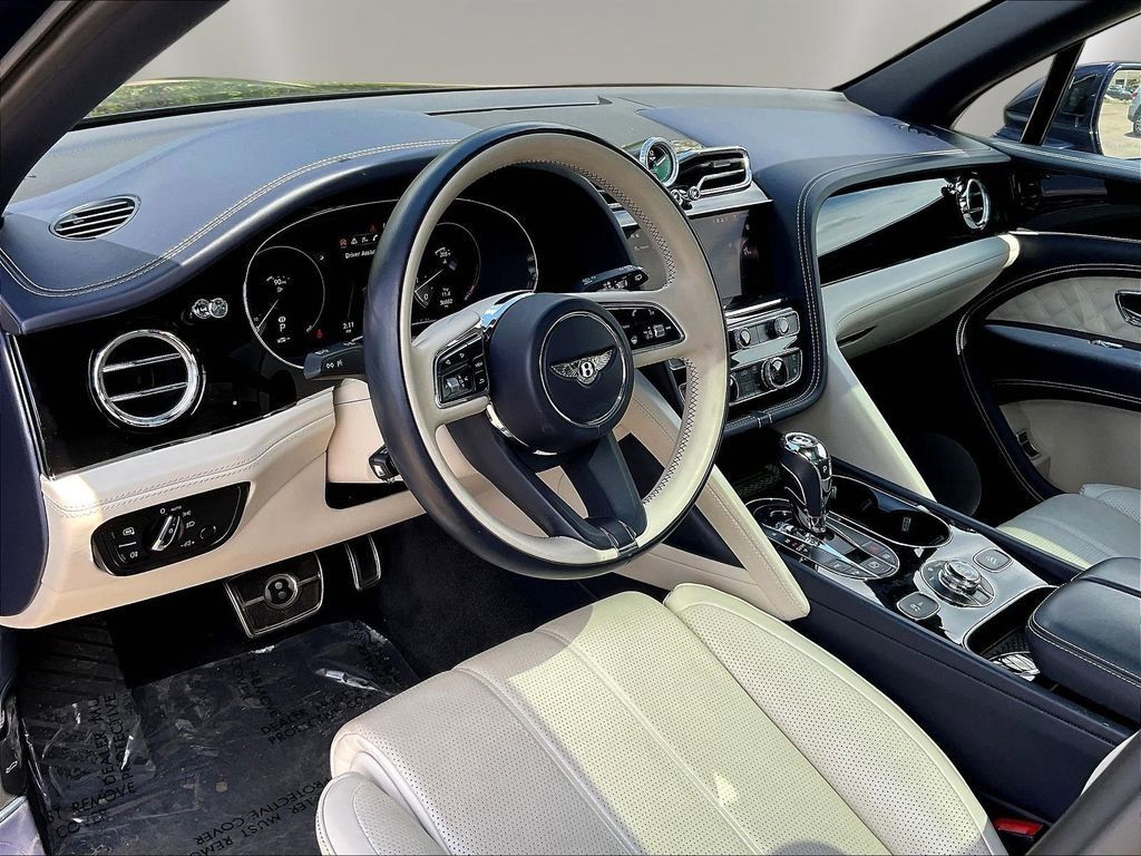 Used 2021 Bentley Bentayga AWD/4WD image 17