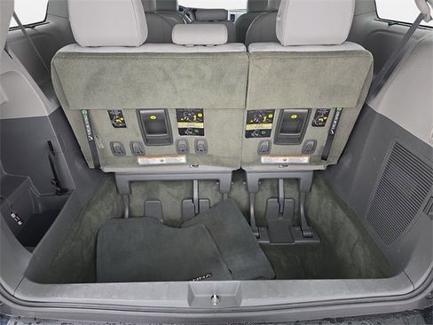 Used 2017 Toyota Sienna XLE Premium image 35