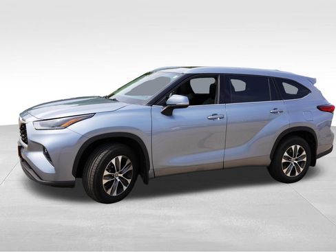 Used 2021 Toyota Highlander XLE AWD/4WD image 10