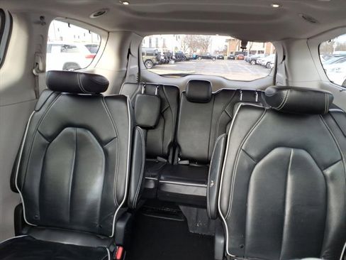 Certified 2023 Chrysler Pacifica Limited image 13
