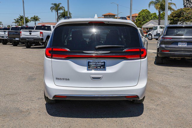 Used 2022 Chrysler Pacifica Touring-L FWD image 5