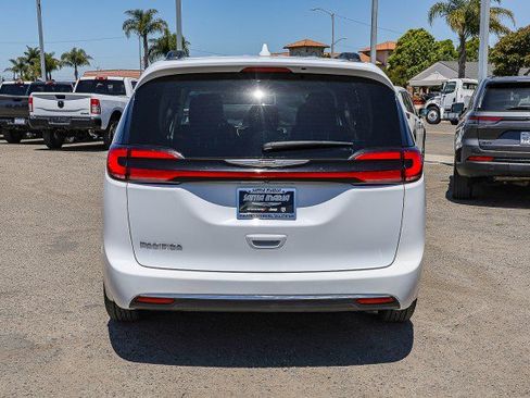 Used 2022 Chrysler Pacifica Touring-L FWD image 5