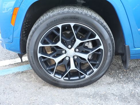 Used 2023 Jeep Grand Cherokee Summit image 14