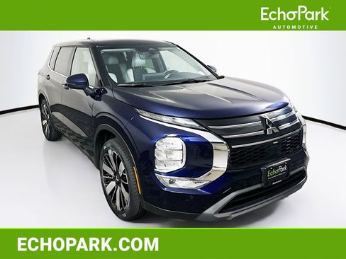 Used 2025 Mitsubishi Outlander SE image 1