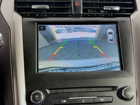 Used 2017 Ford Fusion SE w/ Fusion SE Technology Package FWD image 13
