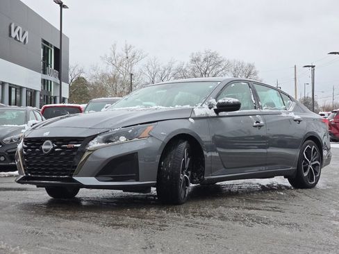 Used 2024 Nissan Altima 2.5 SR image 10