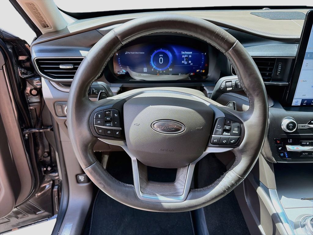 Used 2020 Ford Explorer Platinum w/ Premium Technology Package AWD/4WD image 11