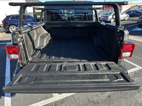 Used 2022 Jeep Gladiator Rubicon w/ Cold Weather Group image 17