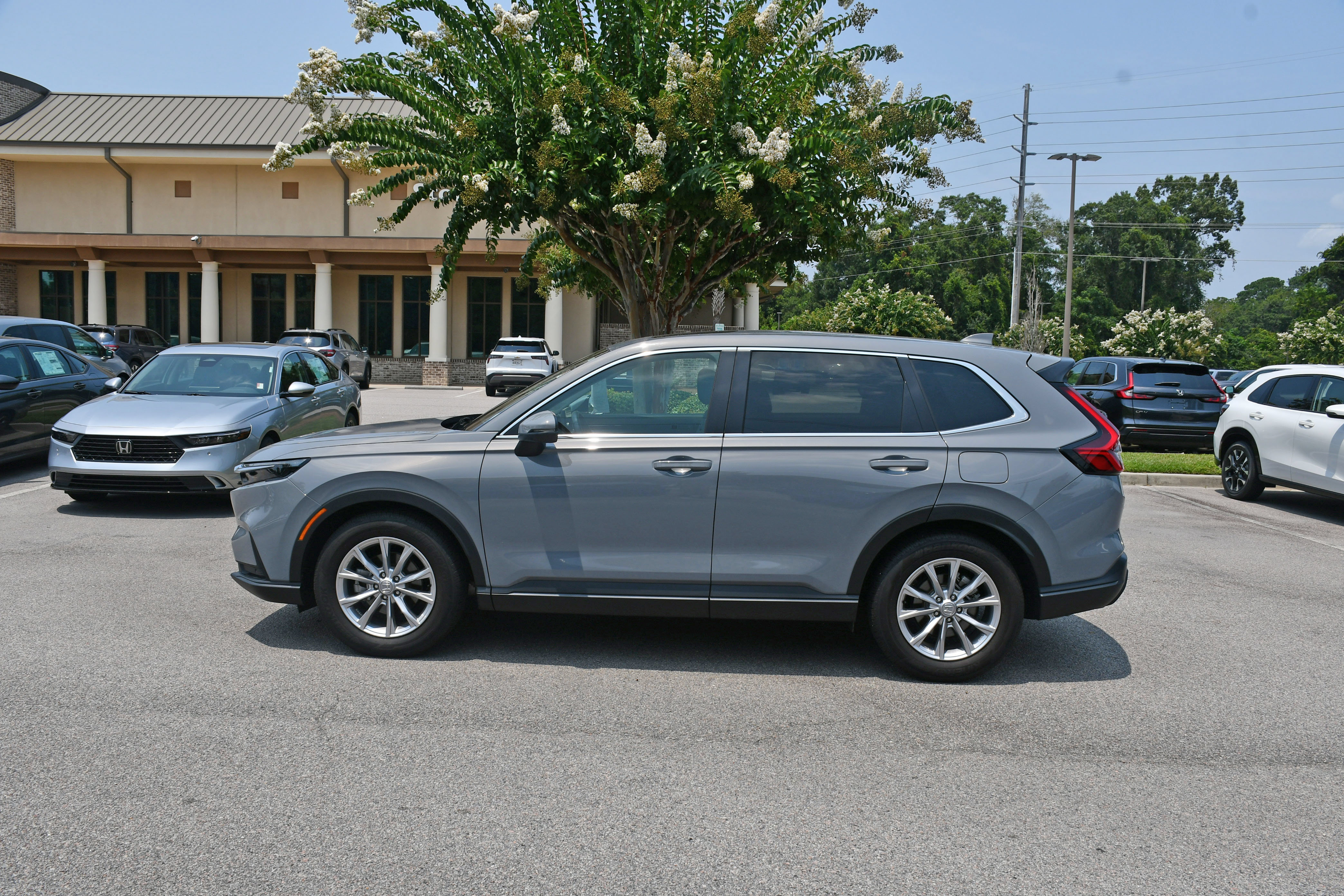 Used 2025 Honda CR-V EX-L image 2