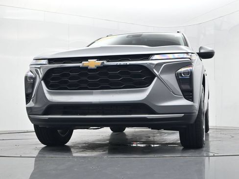 Used 2025 Chevrolet Trax LT FWD image 41