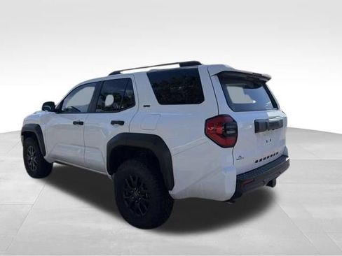 Used 2025 Toyota 4Runner SR5 AWD/4WD image 9