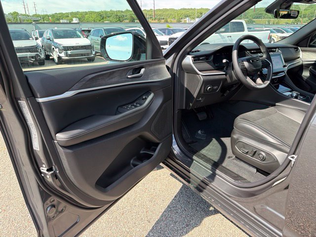 New 2026 Jeep Grand Cherokee Altitude AWD/4WD image 13