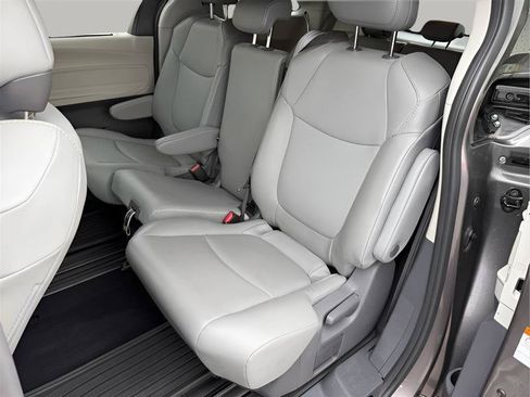 Used 2021 Toyota Sienna XLE FWD image 24
