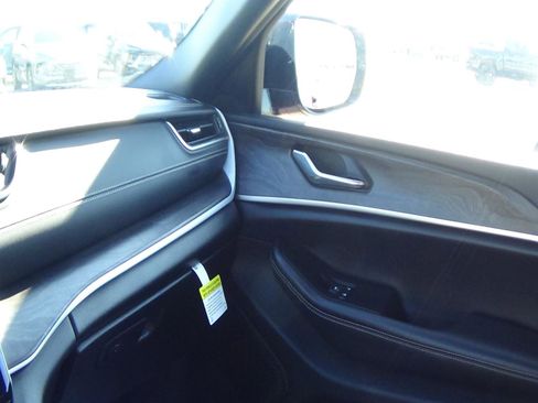 Certified 2024 Jeep Grand Cherokee L Limited w/ Black Appearance Package image 36