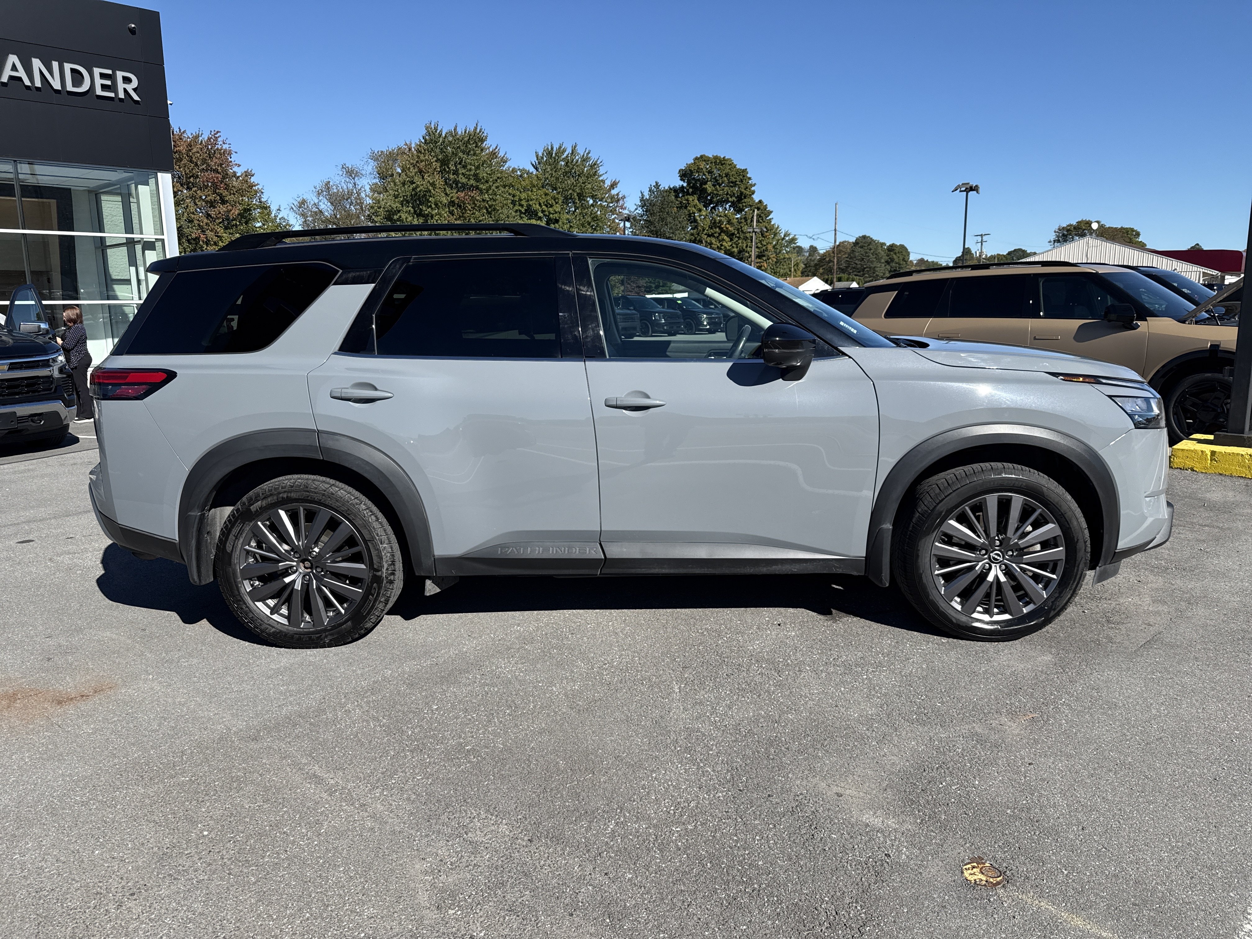 Used 2024 Nissan Pathfinder SL w/ SL Premium Package AWD/4WD image 1