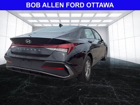 Used 2025 Hyundai Elantra SE FWD image 3