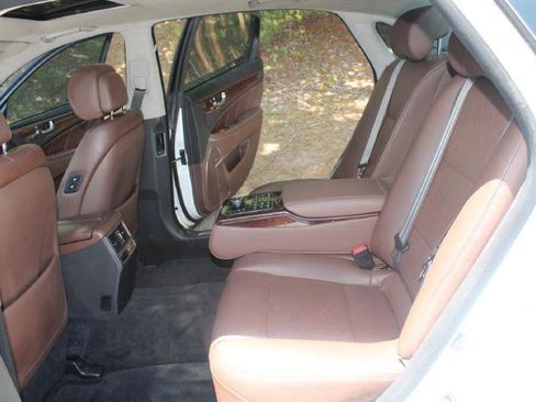Used 2014 Hyundai Equus Signature RWD image 9