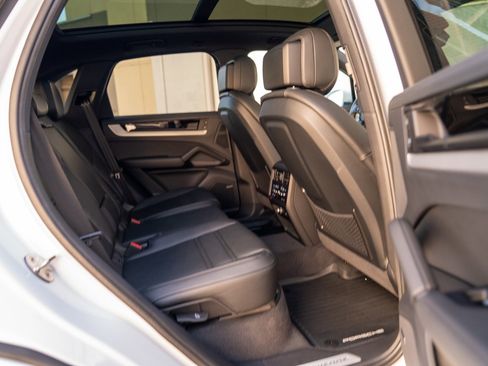 Certified 2026 Porsche Cayenne AWD/4WD image 24