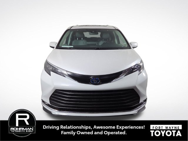 Used 2024 Toyota Sienna XLE FWD image 3