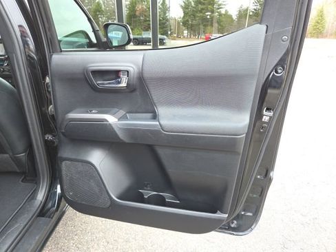 Used 2018 Toyota Tacoma TRD Sport image 52