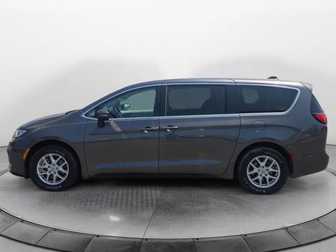 Used 2023 Chrysler Pacifica Touring-L FWD image 2