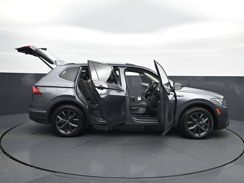 Used 2022 Volkswagen Tiguan SE FWD image 45