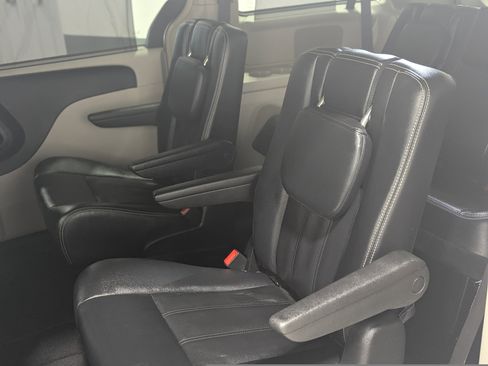 Used 2016 Chrysler Town & Country Touring w/ Driver Convenience Group FWD image 13