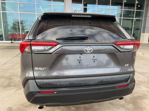 Used 2022 Toyota RAV4 LE image 9