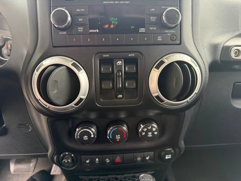 Used 2015 Jeep Wrangler Unlimited Sahara w/ Connectivity Group AWD/4WD image 19