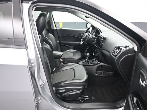 Used 2019 Jeep Compass Latitude AWD/4WD image 39