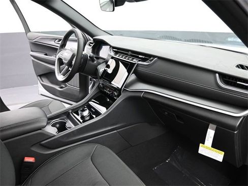 New 2025 Jeep Grand Cherokee L Laredo image 26