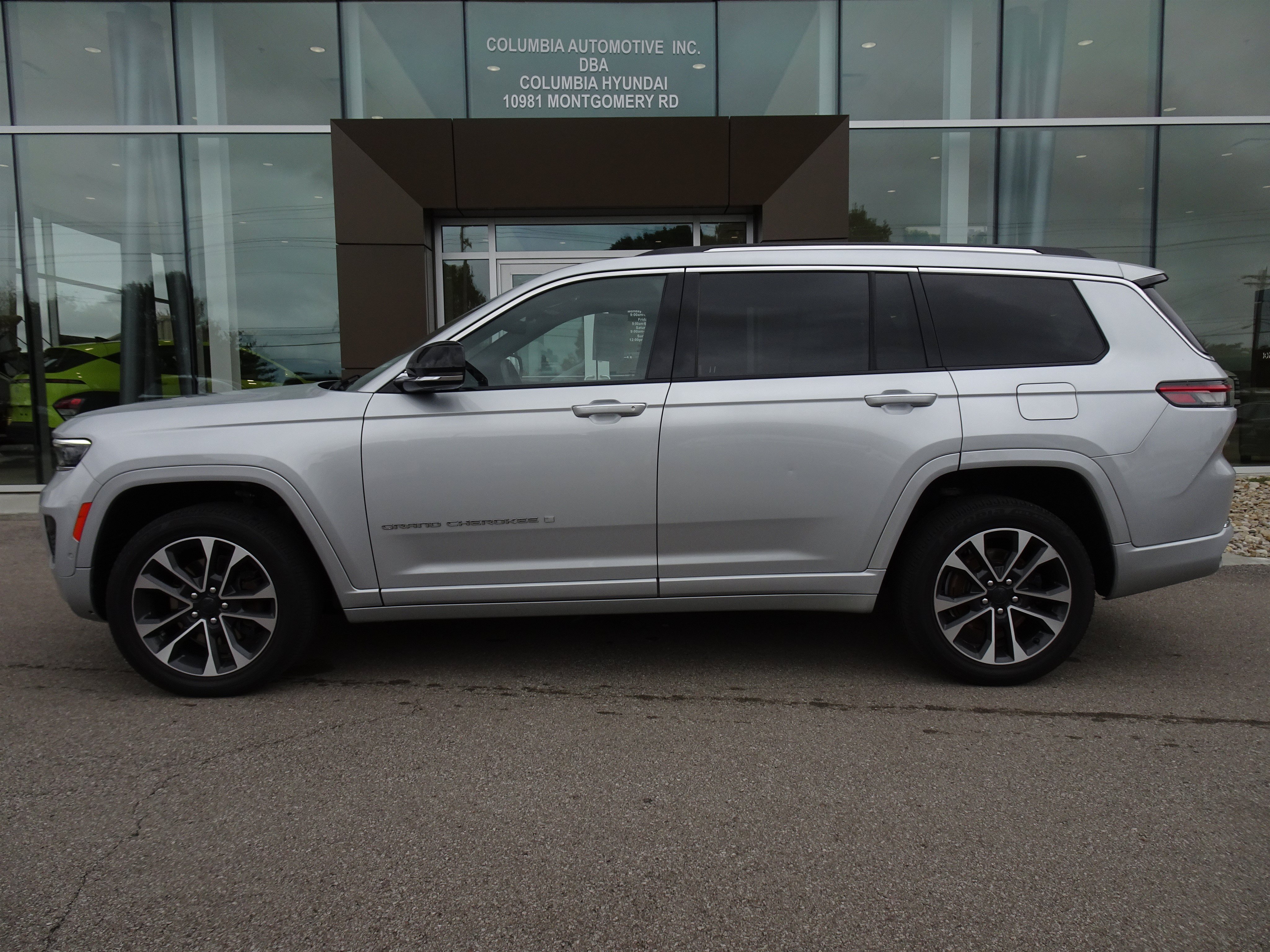 Used 2021 Jeep Grand Cherokee L Overland w/ Luxury Tech Group IV AWD/4WD image 2