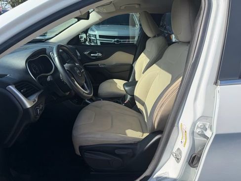 Used 2015 Jeep Cherokee Latitude FWD image 12