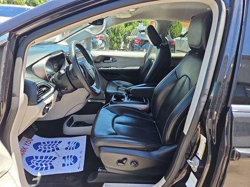 Used 2023 Chrysler Pacifica Touring-L FWD image 9