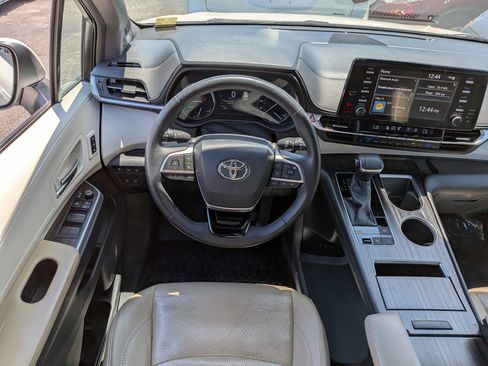 Used 2021 Toyota Sienna Limited FWD image 19
