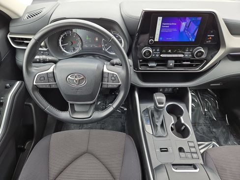 Used 2025 Toyota Highlander LE FWD image 19